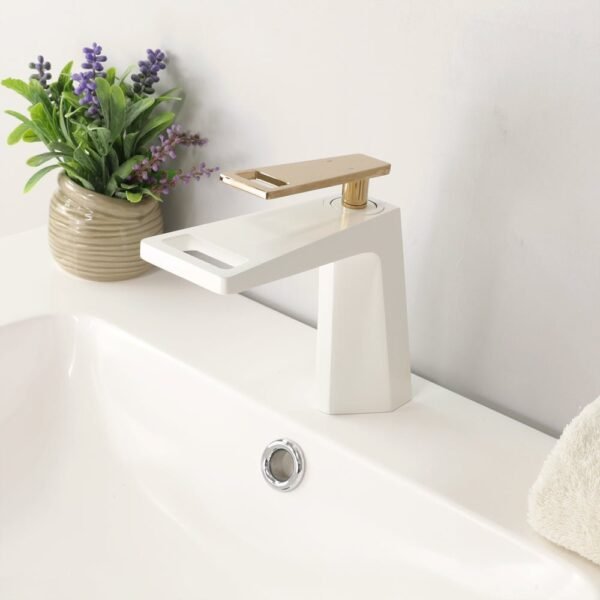 DELTA Single Hole Bathroom Faucet